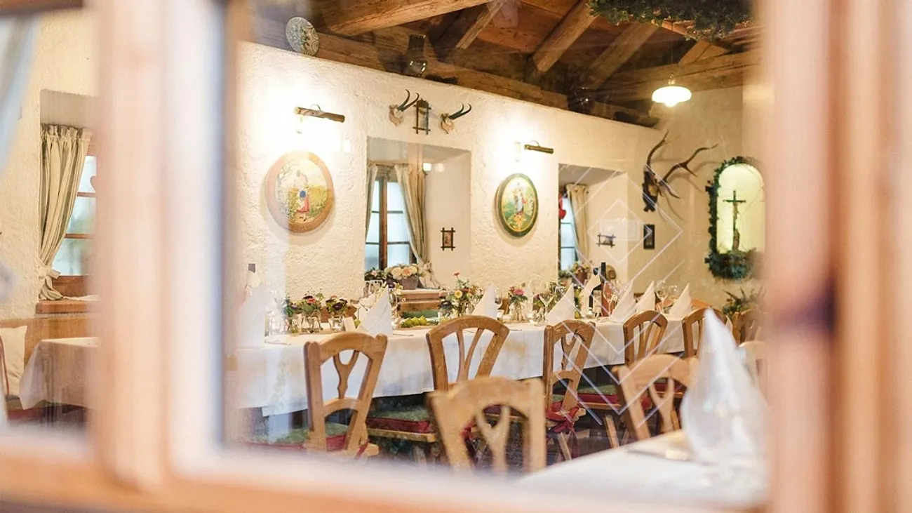 Mostschenke in the hay barn – set table and cosy atmosphere