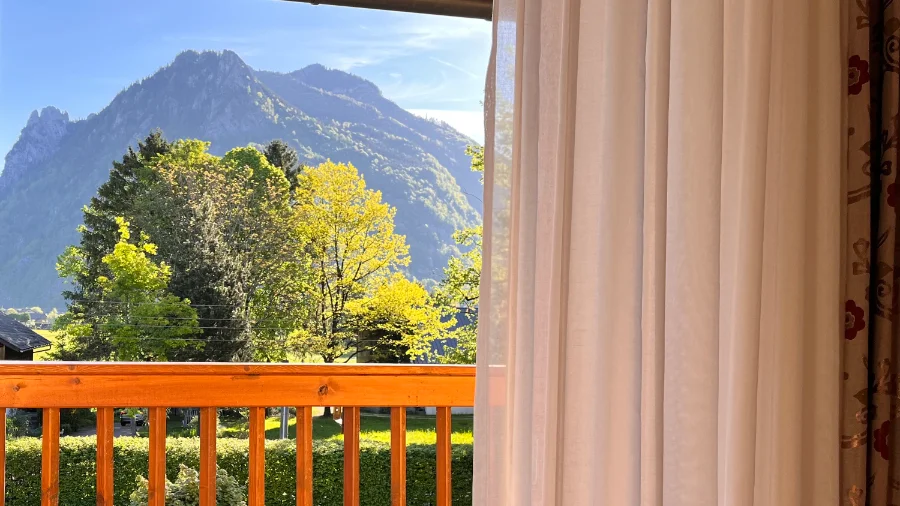 Balkon mit Blick auf Berge und Natur am Traunsee, gesehen aus dem Doppelzimmer Komfort