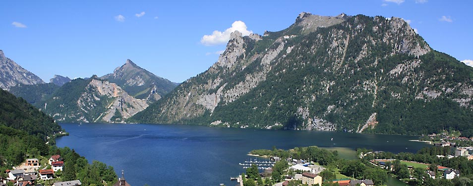 Ortsaufnahme Ebensee, Traunsee mit Traunstein im Hintergrund