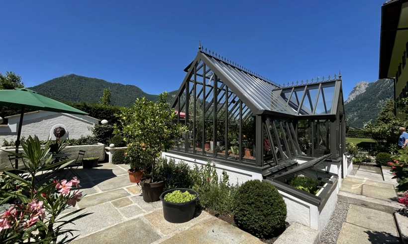 Ein frau fährt mit dem Rad vor der Kulisse des Traunsees